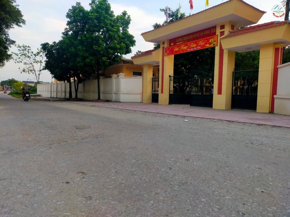 Mặt tiền kinh doanh Đồng Tâm xung quanh trường cấp một cấp 2,sân bóng. Khu vực kinh doanh tốt