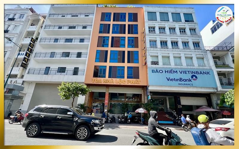 Cho thuê văn phòng mặt tiền Bạch đằng sát sân bay, văn phòng ốp kính thoáng đã, hầm xe